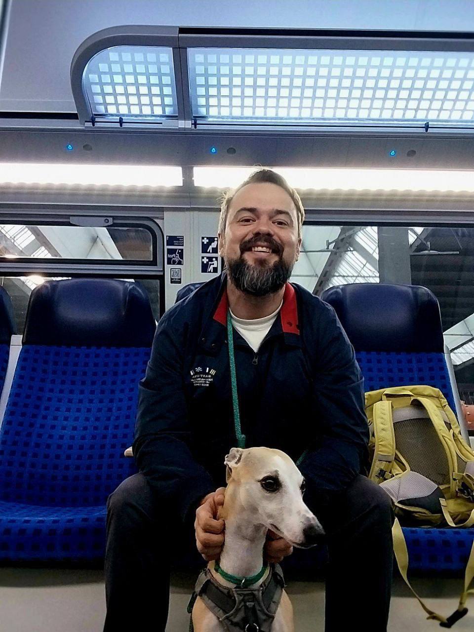 Post: Знакомтесь! Это Сергей - социальный работник из Мюнхена Окончил Школу Иоанна Божьего при католическом Ордене Братьев Милосердия. Работал в психиатрии и в скорой помощи. Сейчас занимается беженцами, попавшими в тяжёлую ситуацию и пишет диссертацию в ТУМе. Весело пишет об интеграции в Баварии.